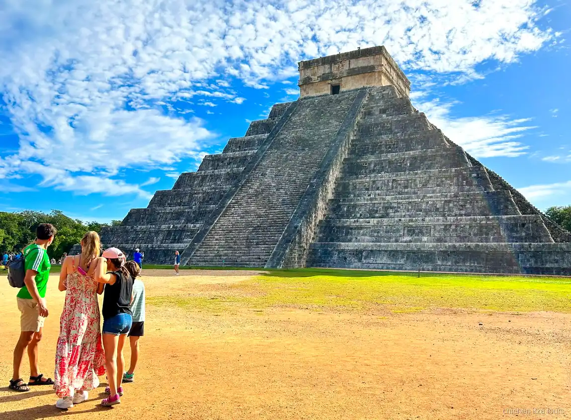 Pyramide de Kukulcán vue avec le billet coupe file de Chichen Itza