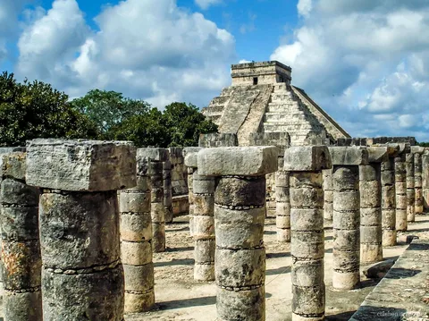 Visiteur en autonomie explorant Chichen Itza avec le billet d'entrée express