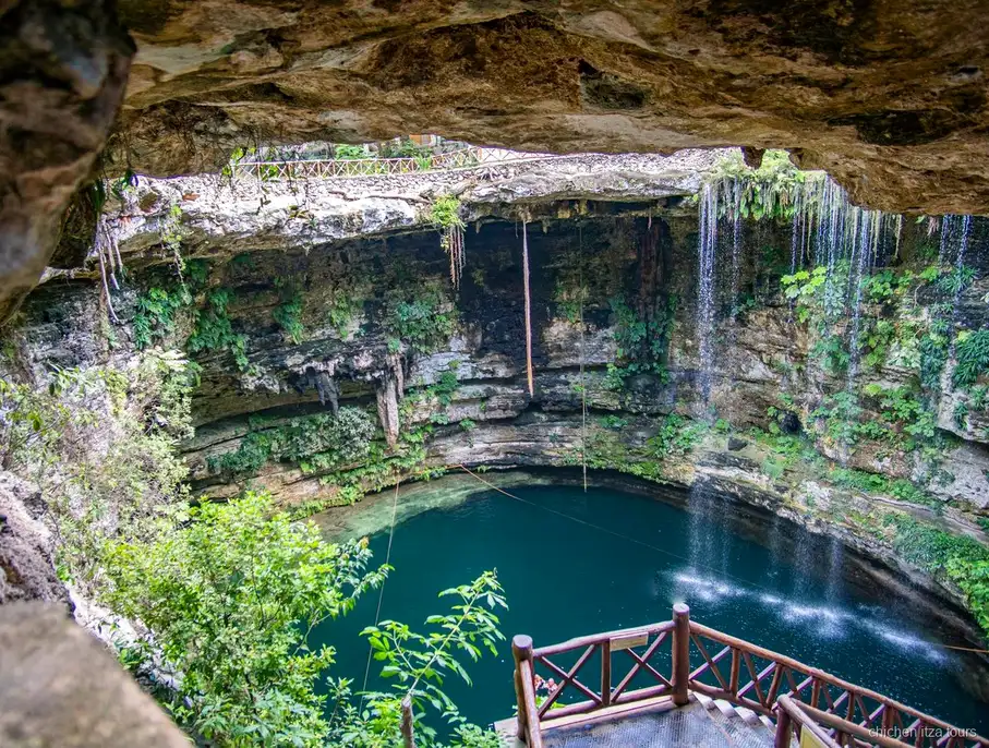Besucher schwimmen im Cenote Chichikan während der Chichen Itza und Cenote Tour