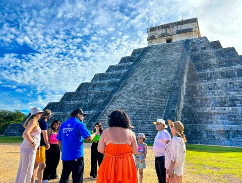 Guide führt die Gruppe durch Chichen Itza auf der Coba Kombinationstour