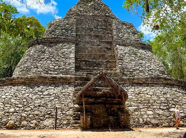 Dschungelpfad an der archäologischen Stätte Coba auf der Riviera Maya Ruinen Tour