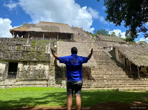 Besteigen der Hauptpyramide von Ek Balam auf der Chichen Itza und Ek Balam Tour