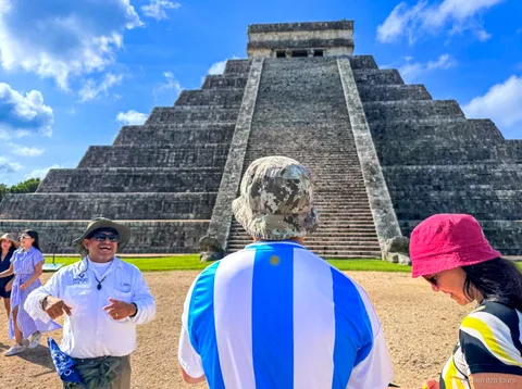 Pyramide El Castillo in Chichen Itza auf der Führung vor Ort