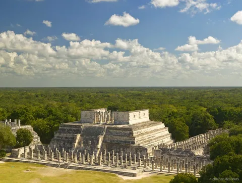 Großes Ballspielfeld in Chichen Itza besucht auf der Führung mit zertifiziertem Guide