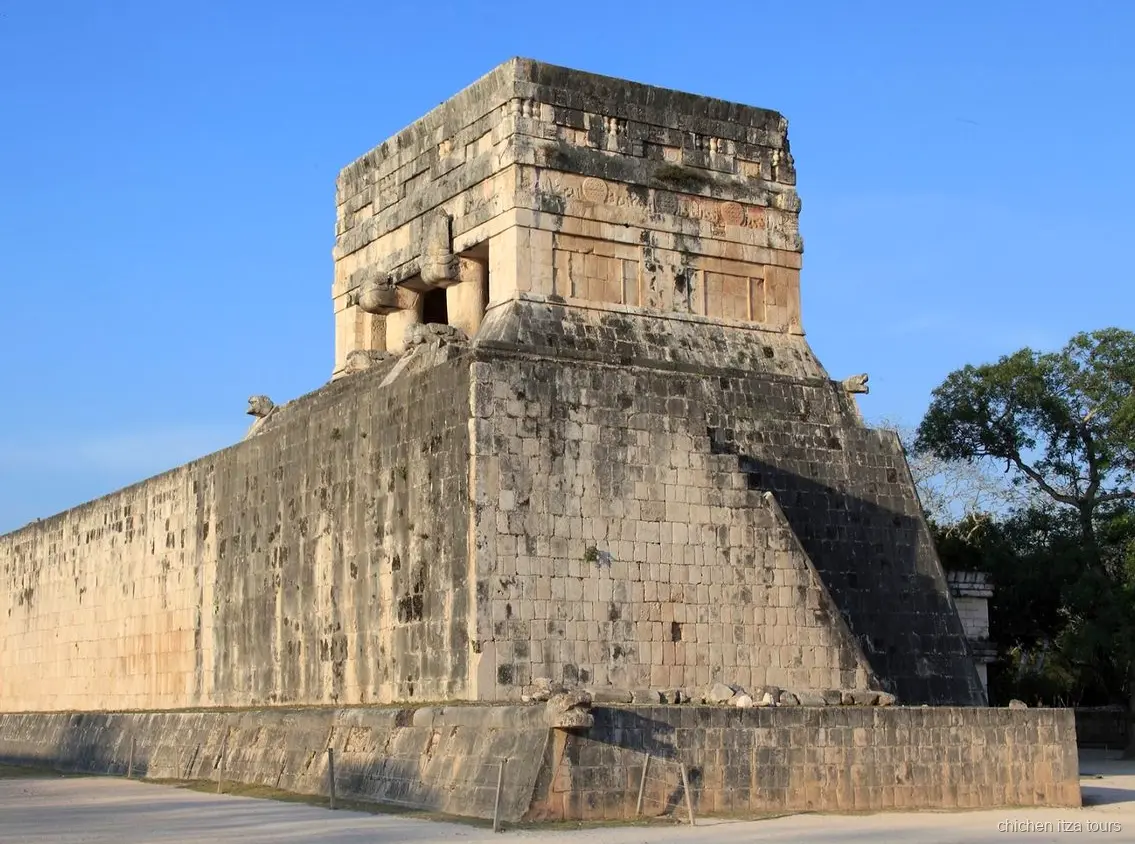 Gelbe Kolonialgebäude in Izamal auf der Chichen Itza Tour ab Merida