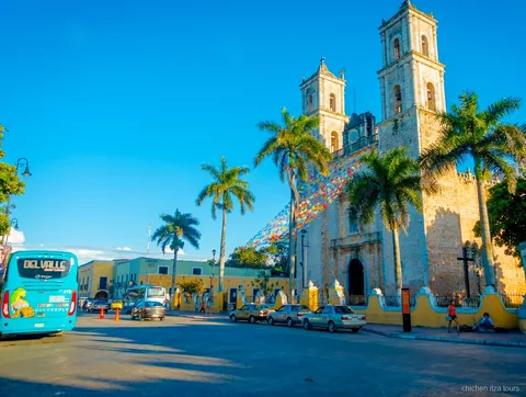 Guide erklärt die Ruinen auf der Chichen Itza Tour ab Playa del Carmen