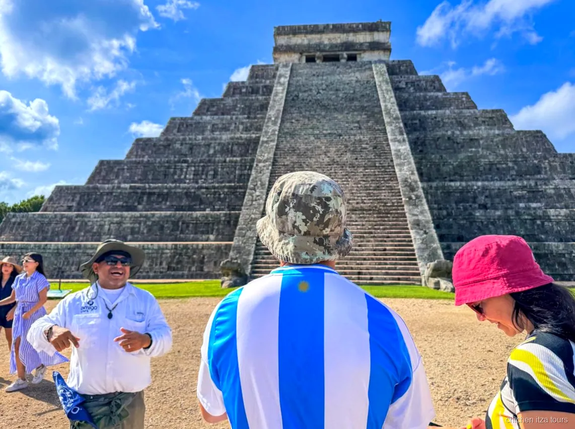Piramide di El Castillo a Chichen Itza vista durante il tour con guida in loco