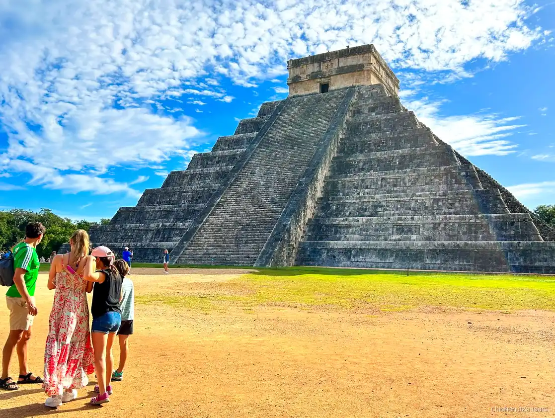 Pirámide de Kukulcán vista con el boleto de entrada exprés a Chichén Itzá