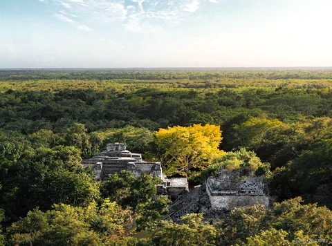 Guide expliquant la cosmologie maya à Chichen Itza lors de la combinaison avec Ek Balam