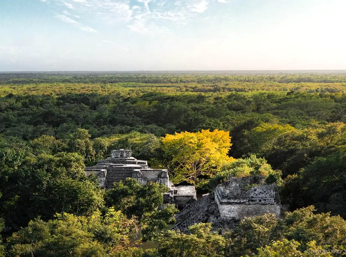 Guide expliquant la cosmologie maya à Chichen Itza lors de la combinaison avec Ek Balam