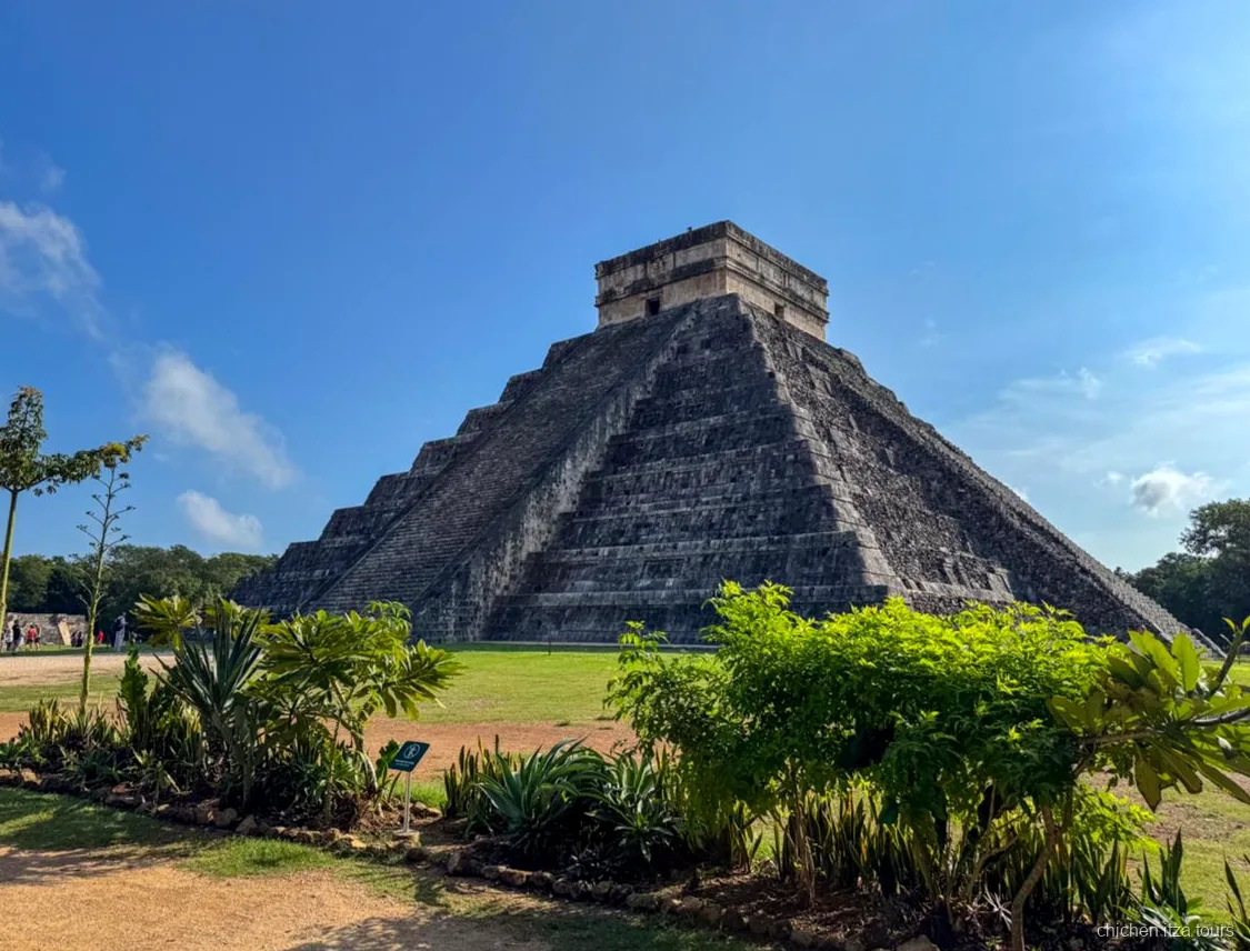 Piramide di Kukulcan a Chichen Itza nel tour da Playa del Carmen