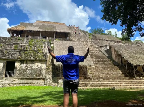 Subiendo la pirámide principal de Ek Balam en el tour a Chichén Itzá y Ek Balam