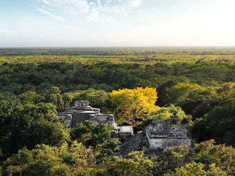 Guía explicando la cosmología maya en Chichén Itzá en el tour combinado con Ek Balam