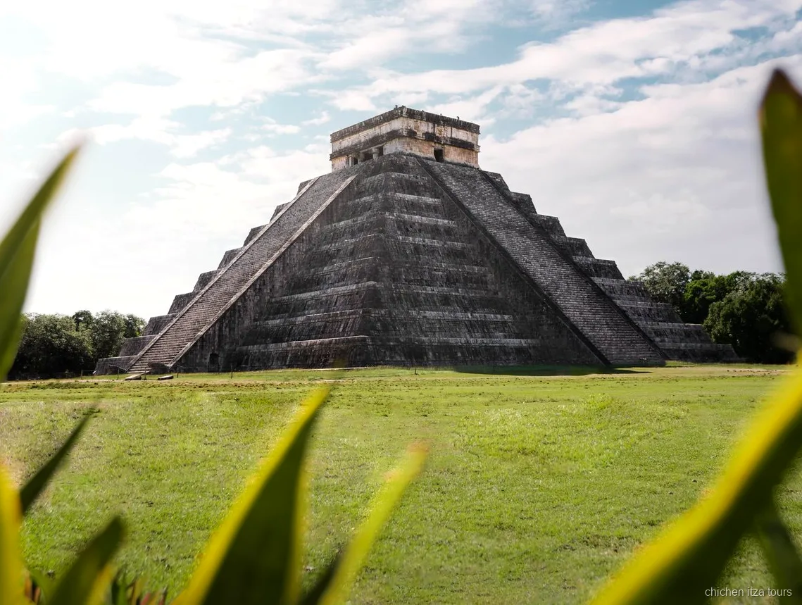 Guía certificado liderando la visita guiada en el sitio de Chichén Itzá