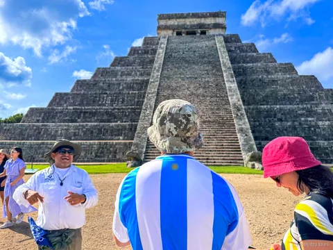 Pirámide de El Castillo en Chichén Itzá vista en la visita guiada en el sitio
