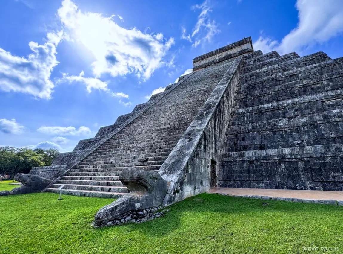 Parada en el Cenote Sagrado durante la visita guiada en el sitio de Chichén Itzá